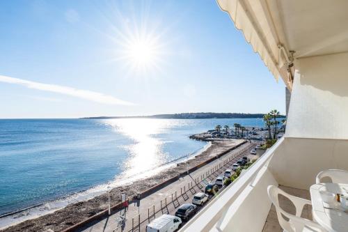 Elle comprend un balcon offrant une vue sur la plage et l'océan. dans l'établissement PANORAMIC SEA VIEW - 2-Br Apartment Mouré Rouge, à Cannes