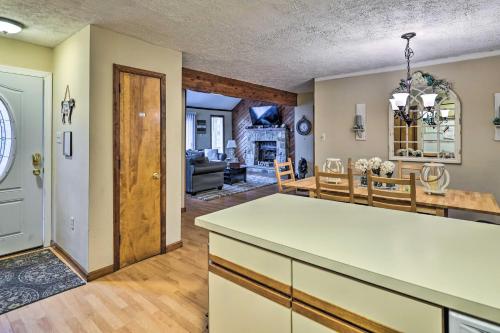 uma cozinha e sala de estar com mesa e cadeiras em Poconos Vacation Home Walk to Locust Lake! em Pocono Lake