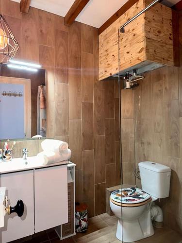 a bathroom with a toilet and a sink at Pont Achard #2-T1bis-Mezzanine -5mnGare- Poitiers in Poitiers