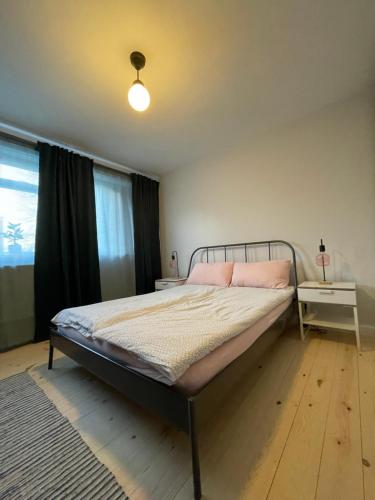 ein Schlafzimmer mit einem Bett in einem Zimmer mit einem Fenster in der Unterkunft Milan House in London