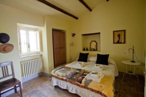 a bedroom with a bed and a window at Il casale tra le vigne e il mare in Tollo