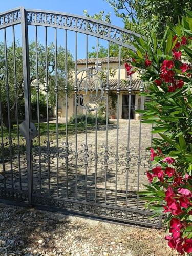 a metal gate in front of a house with flowers at Il casale tra le vigne e il mare in Tollo