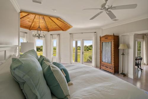 uma cama grande num quarto com uma ventoinha de tecto em Enchanted Hideaway - 1709 Dixon Lane em Saint Simons Island