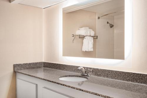 a bathroom with a sink and a mirror at Howard Johnson by Wyndham Lima in Lima