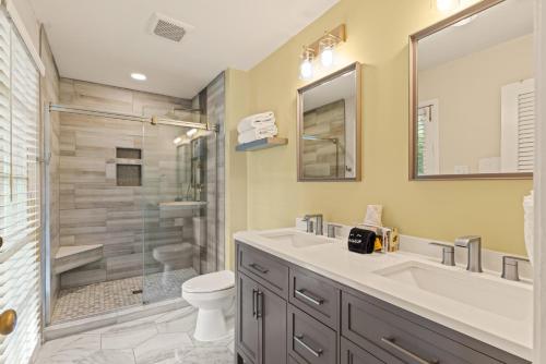 y baño con lavabo, aseo y ducha. en Lega-Sea 4210 Tenth Street East, en Saint Simons Island