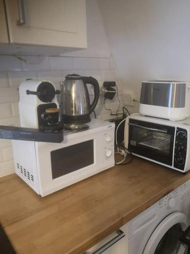 a kitchen counter with a microwave and a toaster oven at Studio Neuilly Paris La Défense in Neuilly-sur-Seine