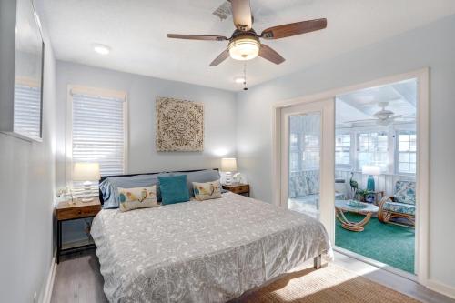 Postel nebo postele na pokoji v ubytování Breeze-On Inn - 4217 Fifth St