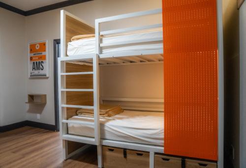 a bunk bed room with two bunk beds at Amsterdam Hostel in San Francisco