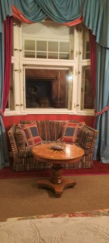 a living room with a table and a couch at Villa am Stechlin in Neuglobsow