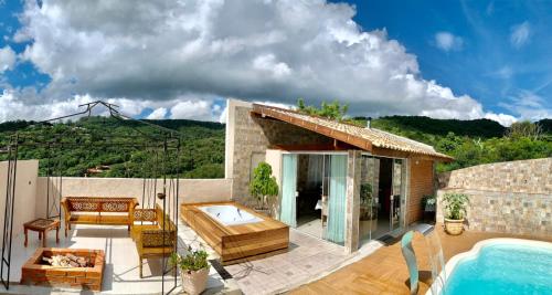 eine Villa mit einem Pool und einem Haus in der Unterkunft Chalé Vale da Mata - São Roque SP in São Roque