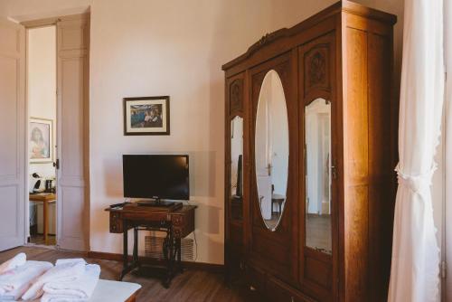 a living room with a tv and a large mirror at Casa de Aitona Bodega Zubizarreta in Carmelo