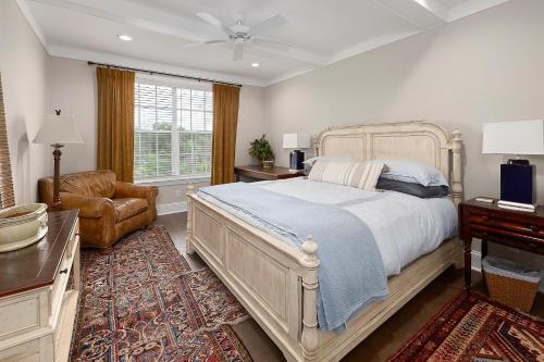 ein Schlafzimmer mit einem großen Bett und einem Stuhl in der Unterkunft The Villas at Gascoigne - 117 Gascoigne Ave, #305 in Saint Simon Mills