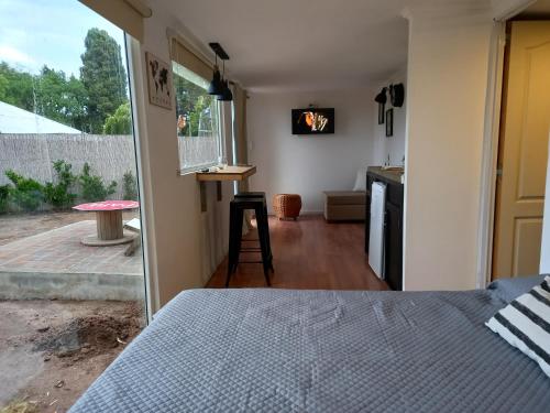 聖佩德羅的住宿－Rinconadita，一间卧室配有一张床,享有厨房的景色