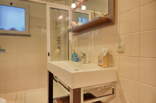 La salle de bains est pourvue d'un lavabo, d'une douche et de toilettes. dans l'établissement Lidia's Place, a Home in Madeira, à Ponta do Sol