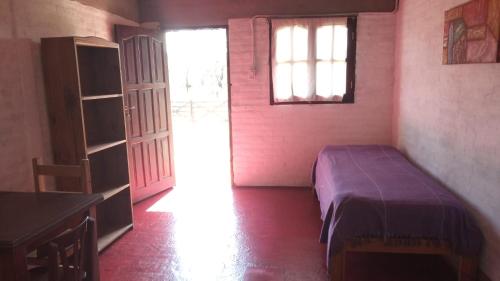 Llit o llits en una habitació de Monoambiente para 1 y 2 personas Villa La Bolsa a 2 cuadras del río