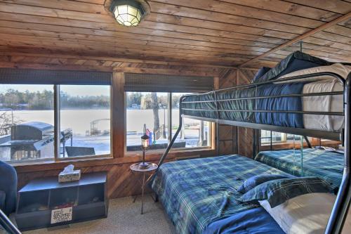 1 dormitorio con 2 literas en una cabaña en New Hampshire Home with Private Beach, Dock and Rafts!, en Barnstead