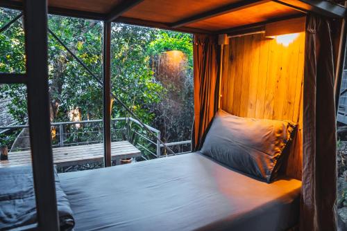 uma cama num quarto com uma janela em Warehouse Hostel Koh Tao em Ko Tao