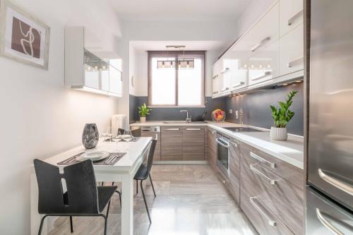Foothills of Acropolis-Thissio 3 bdrm apartment