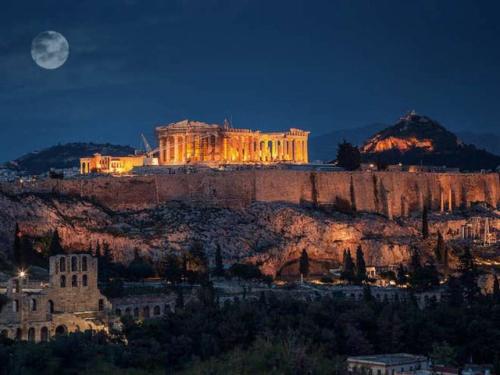 Foothills of Acropolis-Thissio 3 bdrm apartment