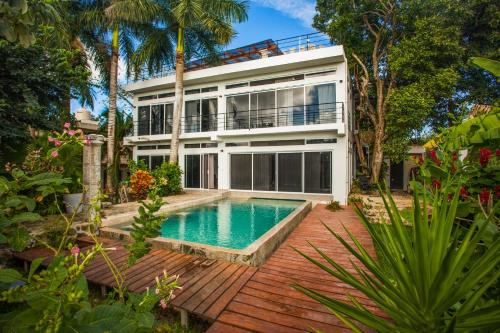 una vista exterior de una casa con piscina en Camino del Alma Apartments en Bacalar
