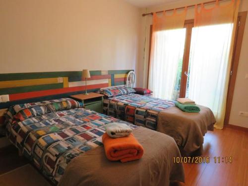 a hotel room with two beds and a window at Disfruta de LaCerdanya en "Casa Egipcia" in La Molina