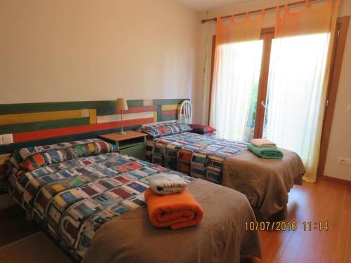 Una habitación de hotel con dos camas y una ventana. en Disfruta de LaCerdanya en "Casa Egipcia", en La Molina