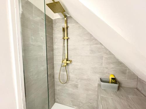 W łazience znajduje się prysznic ze szklanymi drzwiami. w obiekcie La Suite ALOHA, Elegant & Cosy w Beauvais