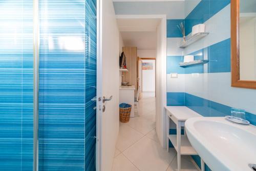 Bathroom sa Lo Scalo bed and breakfast Marina di Novaglie