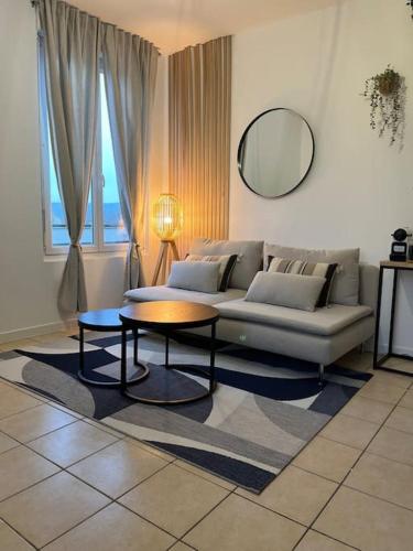 salon z kanapą i stołem w obiekcie Le Clos w Épernay