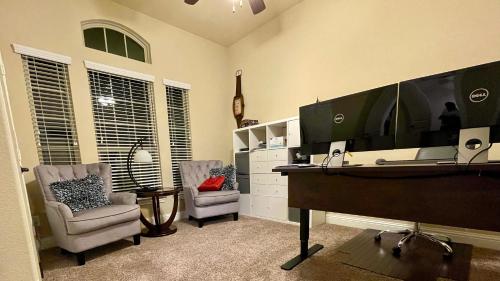 Μια τηλεόραση ή/και κέντρο ψυχαγωγίας στο Beautiful interiors lakeside recreation center easy access Traeger grill