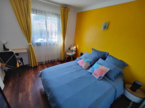 Charming AC 2-bedroom apartment Antibes city center family, couples friendly