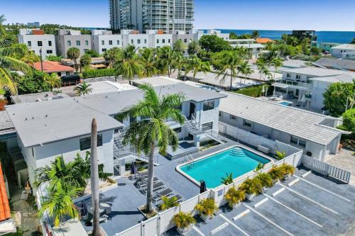 een luchtzicht op een huis met een zwembad bij Waves On Desoto 1- Bedroom Rental Unit With Pool in Hollywood