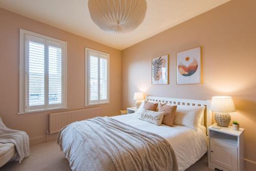 una camera con un letto e due finestre di Whitstable Hideaway by Bloom Stays a Whitstable