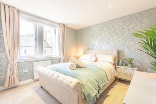 sypialnia z łóżkiem i oknem w obiekcie Bright, fresh, renovated 3 bedroom apartment in the heart of Montrose w mieście Angus