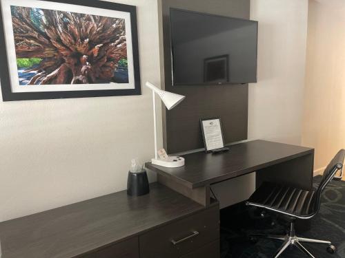 an office with a desk with a lamp and a picture at The Historic Brookdale Lodge, Santa Cruz Mountains in Brookdale