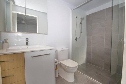uma casa de banho com um chuveiro, um WC e um lavatório. em Unit 2 - Manly Boutique Apartments em Brisbane