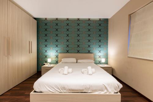 1 dormitorio con 1 cama y 2 mesitas de noche con lámparas en Spacious 3BR APT in Prime Location of St Julians by 360 Estates, en Tal-Għoqod