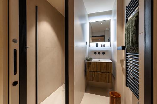 małą łazienkę z prysznicem i umywalką w obiekcie FEEL HOME - SAFRANETTE w mieście Villefranche-sur-Mer