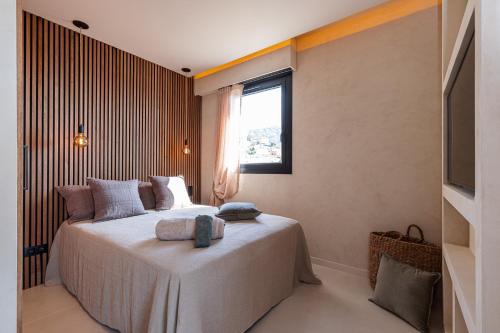 sypialnia z dużym łóżkiem i oknem w obiekcie FEEL HOME - SAFRANETTE w mieście Villefranche-sur-Mer