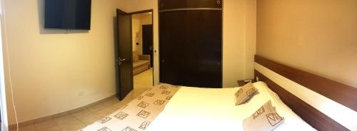 1 dormitorio con 1 cama en una habitación en Urquiza Suites Salta en Salta