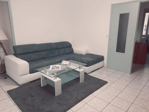 un salon avec un canapé et une table dans l'établissement les Yuccas, Appartement Montpellier F3, à Montpellier
