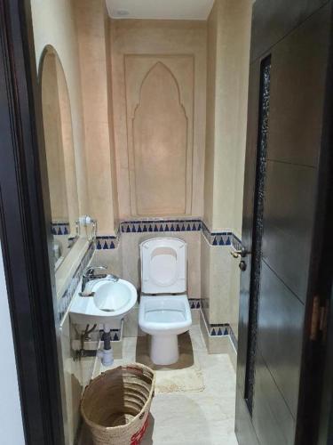 La petite salle de bains est pourvue de toilettes et d'un lavabo. dans l'établissement Anacaccia, à Marrakech