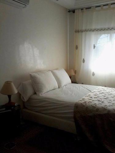 Ce lit se trouve dans un dortoir doté d'une fenêtre et d'un lit sidx sidx. dans l'établissement Anacaccia, à Marrakech