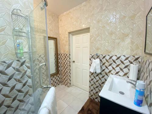 y baño con lavabo y ducha. en Russell Heights Vacation Home, en Kingston