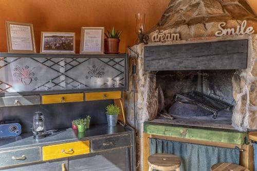 eine Küche mit einem alten Backofen in einem Zimmer in der Unterkunft Mini kamp Perla in Prvić Luka