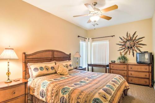 Ένα ή περισσότερα κρεβάτια σε δωμάτιο στο Indio Golf Abode on Fairway with Country Club Perks