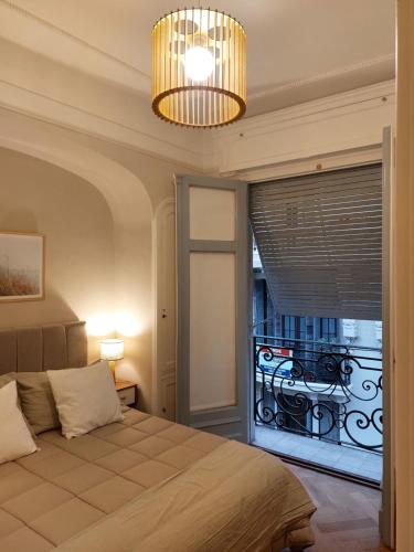 1 dormitorio con cama y ventana grande en Departamentos en el Centro de Buenos Aires en Buenos Aires