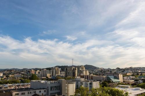 uma paisagem urbana de uma cidade com edifícios e montanhas em Kimpton Hotel Enso, an IHG Hotel em São Francisco