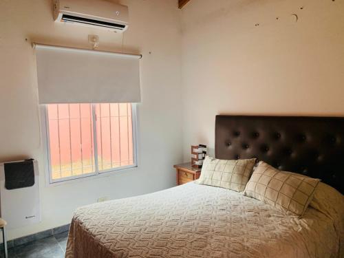 Un dormitorio con una cama grande y una ventana en Casa en San Pedro en San Pedro