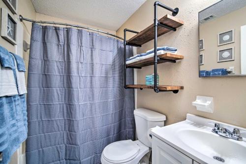 La salle de bains est pourvue d'une douche, de toilettes et d'un lavabo. dans l'établissement Dog-Friendly Home, 10 Mi to Downtown Ocala, à Ocala